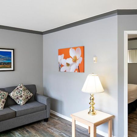 Tiki Shores Inn & Suites Penticton Eksteriør billede