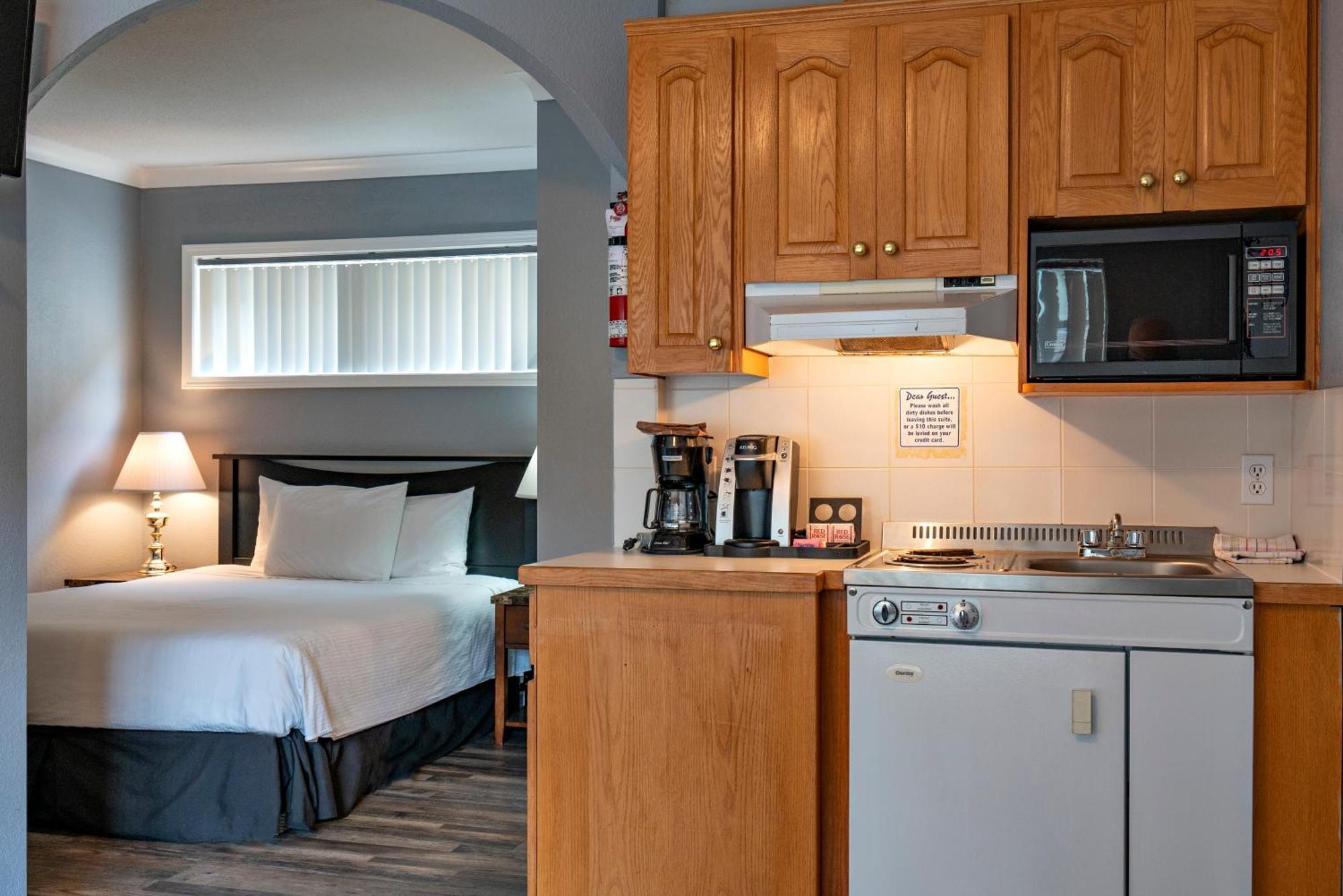 Tiki Shores Inn & Suites Penticton Eksteriør billede