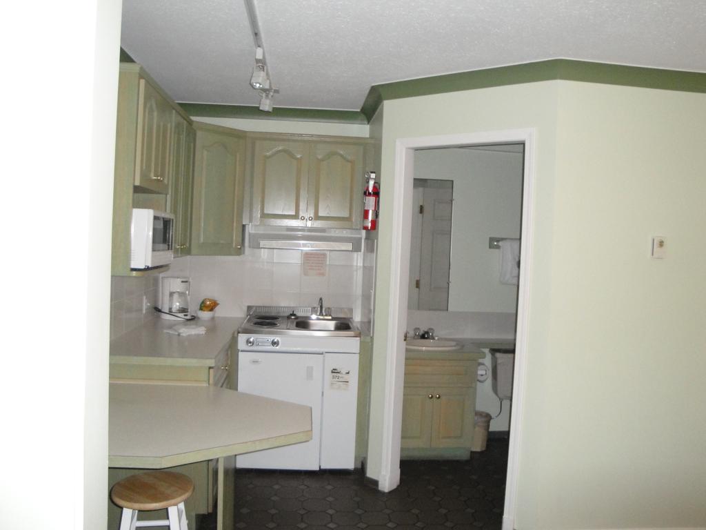 Tiki Shores Inn & Suites Penticton Eksteriør billede